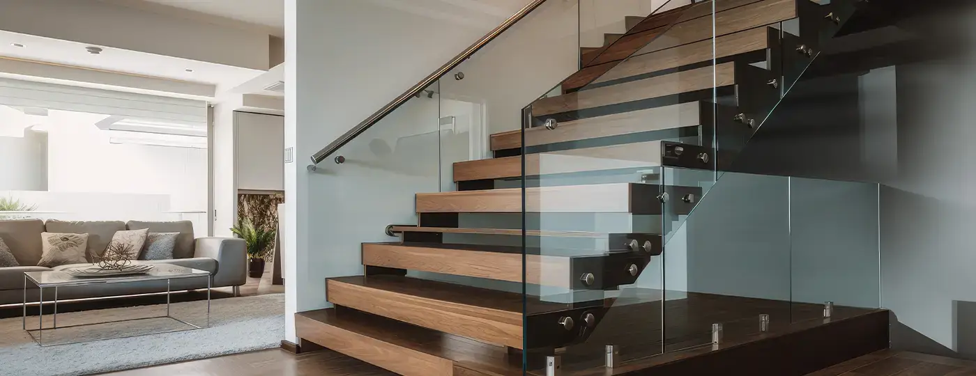 Moderne, freitragende Holztreppe mit Glasgeländer im Wohnzimmer.