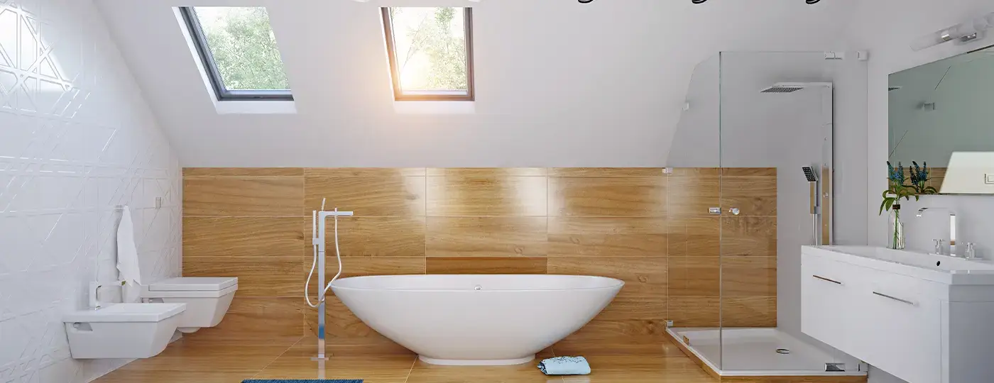 Ein helles Dachbad mit moderner weißer Badewanne, Holzelementen und Dachfenstern.
