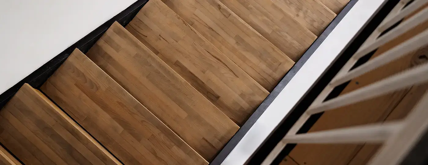 Moderne Holztreppe auf einer Metallkonstruktion