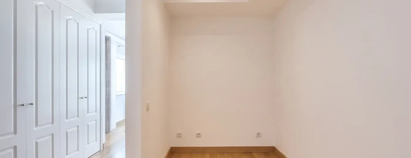 Eine leere Nische in einem hellen Raum, vorbereitet für einen Kleiderschrank.