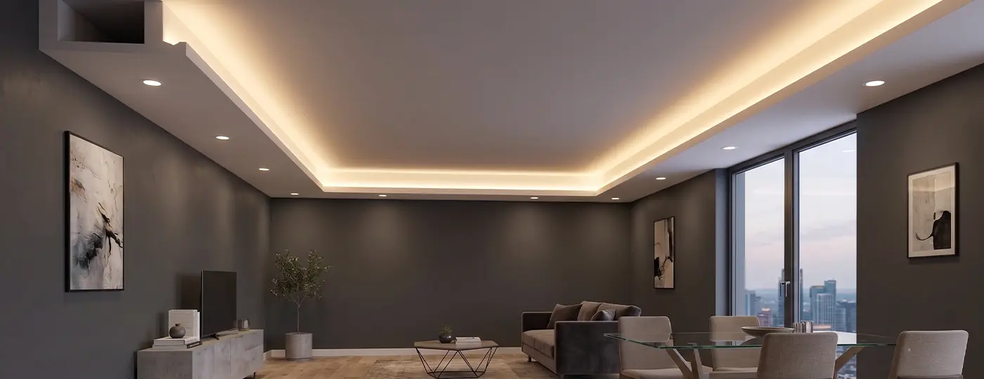 Ein elegantes Wohnzimmer mit dunklen Wänden, einer abgehängten Decke und verdeckter, warmer LED-Beleuchtung.