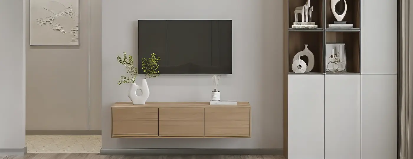 Wandmontierter TV-Schrank aus Holz mit Fernseher und Dekoration.