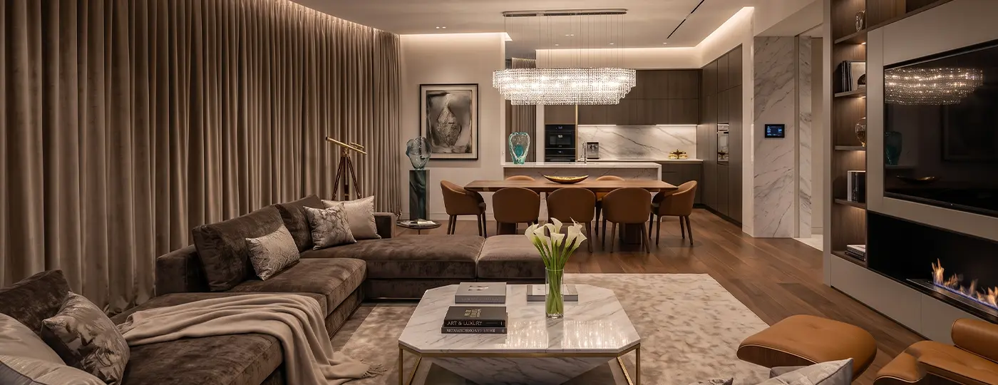 Luxuriöses, modernes Wohnzimmer, kombiniert mit Essbereich und Küche.