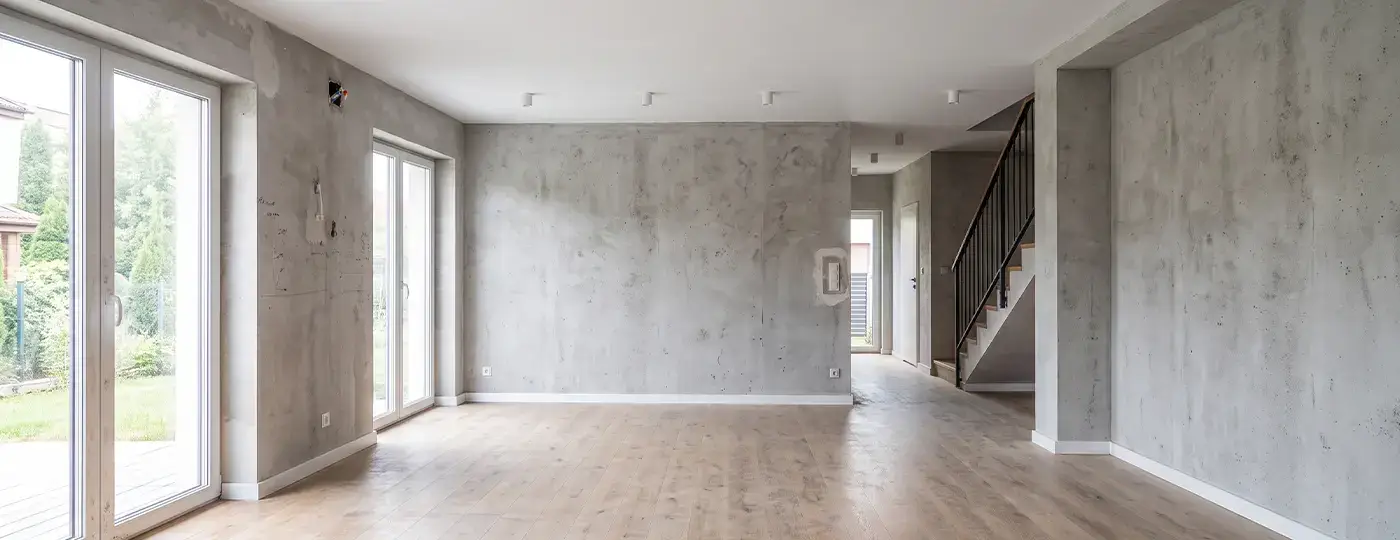 Wohnraum mit Sichtbetonwänden vor dem Feinspachteln.