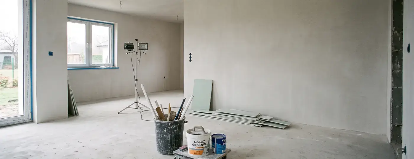 Das Innere des Hauses nach dem Glätten der Wände.
