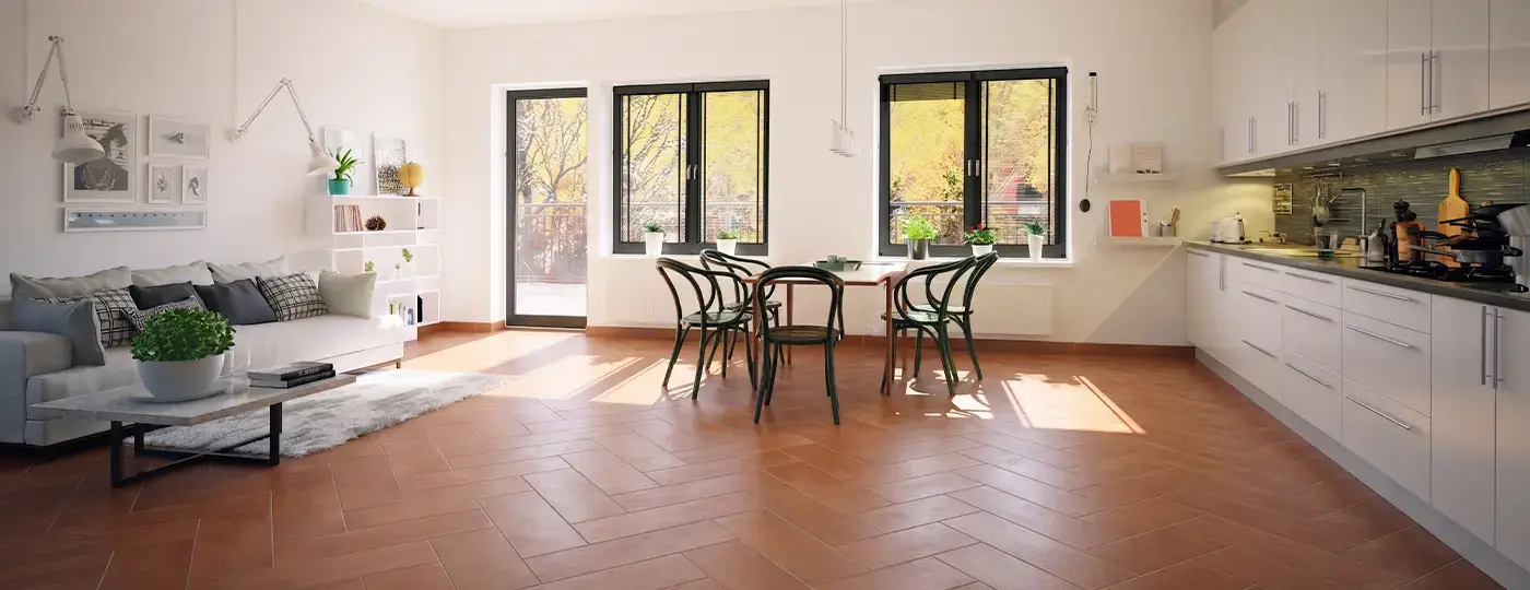 Wohnzimmer mit Kochnische und Terrakottaboden.