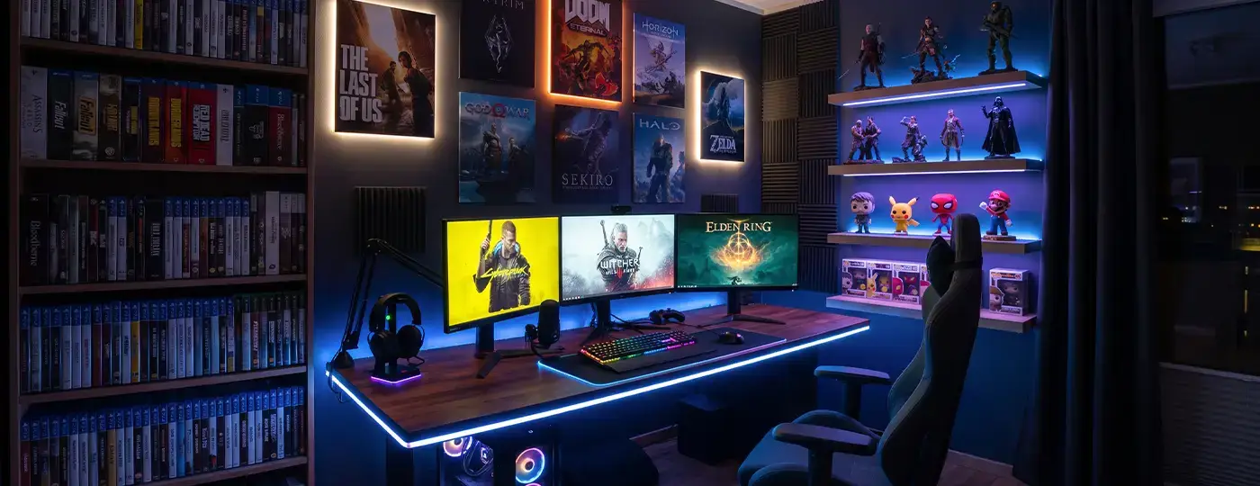 Gaming-Setup mit drei Monitoren, LED-Beleuchtung und Regalen für Figuren