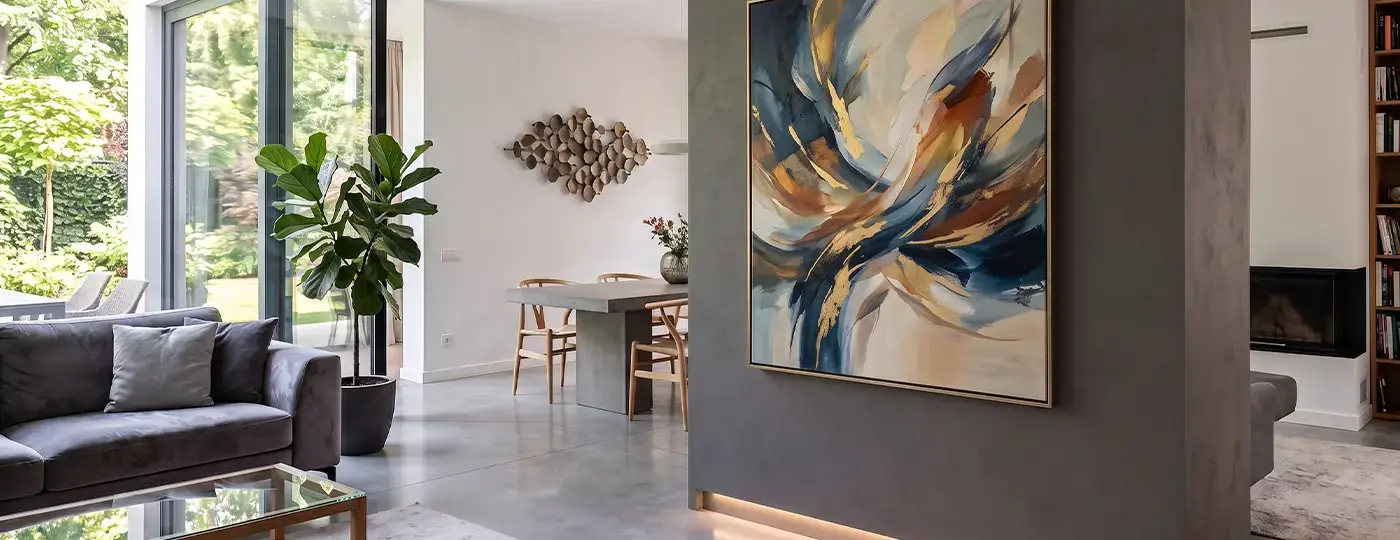 Modernes Wohnzimmer mit einem abstrakten Gemälde an einer grauen Wand