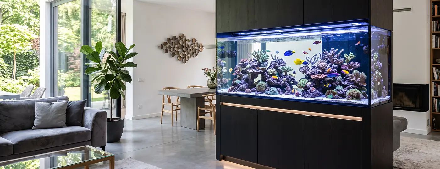 Meerwasseraquarium in dunkler Möbelverkleidung in einem modernen Wohnzimmer