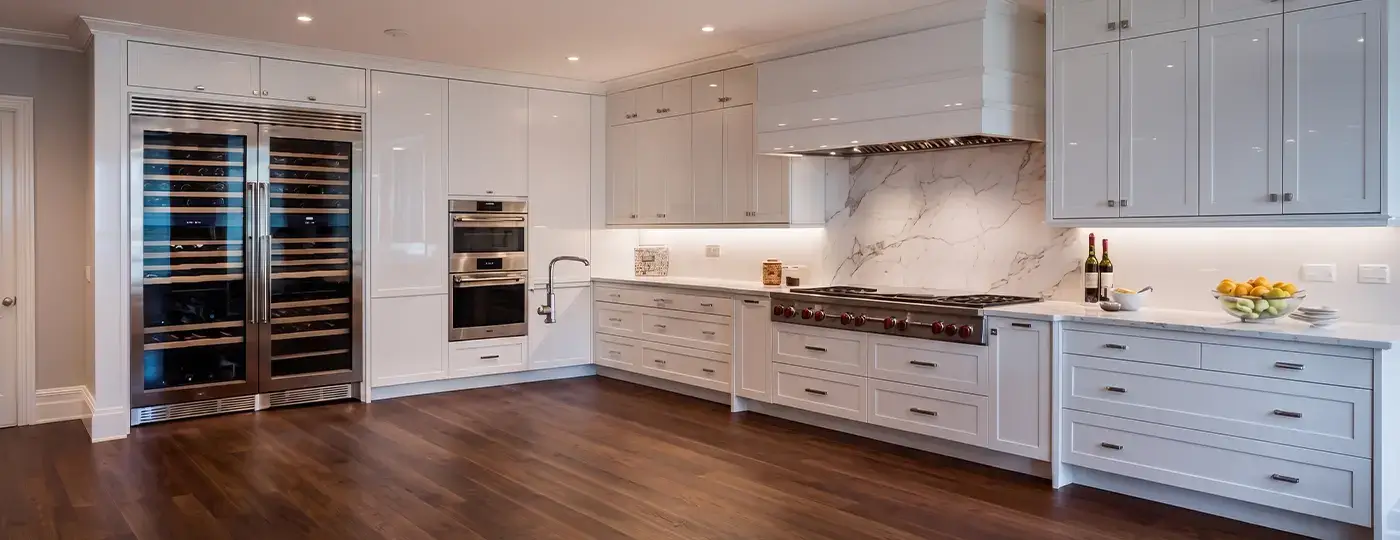 Große, weiße Küche ohne Kochinsel, mit verglastem Weinkühlschrank und Marmor-Küchenrückwand.