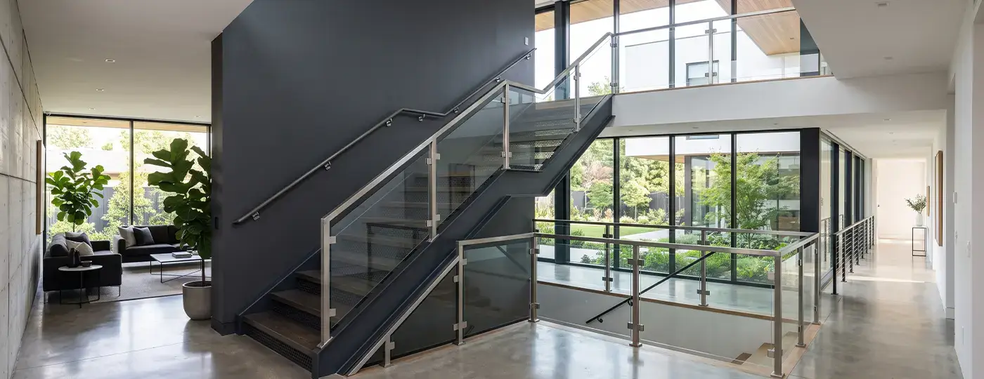 Stahltreppe mit Glasgeländer.